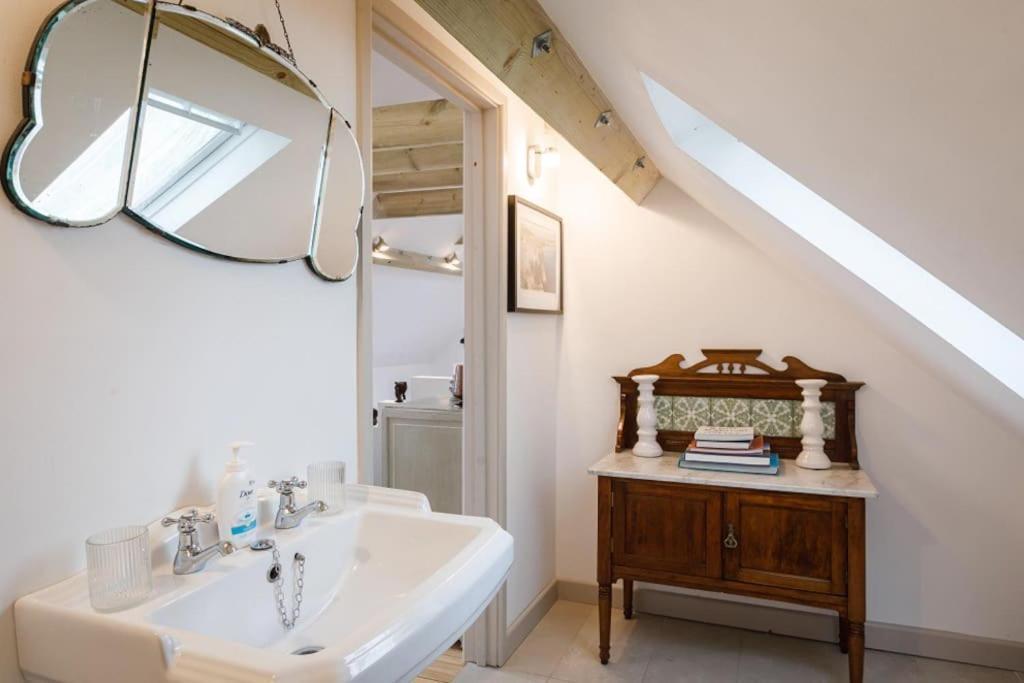 Stylish Cottage In The Pewsey Vale Marlborough Buitenkant foto